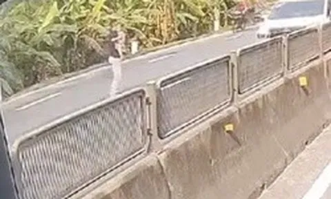 Tài xế dừng xe giữa quốc lộ cứu bé gái, CSGT lên tiếng