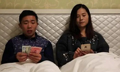 Có lẽ tôi là người vợ duy nhất nhận lương chồng theo kiểu này, vừa đủ tiền tiêu lại vừa thêm chuyện để cười mỗi ngày