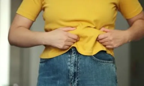 4 thói quen buổi sáng đơn giản giúp giảm mỡ bụng sau tuổi 50