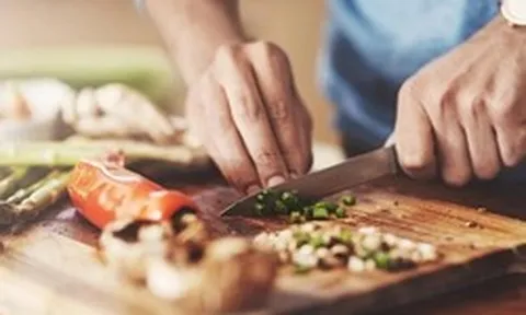 Ngừng ngay việc thái những thực phẩm này trên thớt gỗ, rất nhiều người Việt làm sai