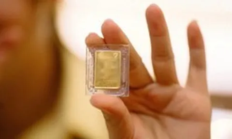 Phát hiện 10 triệu đồng, ngoại tệ cùng miếng vàng 9999 bị bỏ lại bên đường quốc lộ