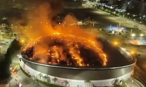 Mái vòm sân Olympic bị bao trùm bởi biển lửa