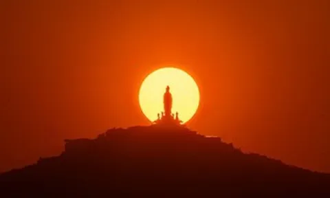 Khoảnh khắc hiếm có: Mặt trời "ôm trọn" tượng Phật Bà trên núi Bà Đen