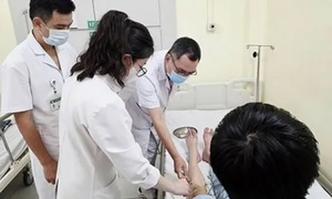 Ngồi khoanh chân khi học, nam sinh 19 tuổi bị liệt bàn chân