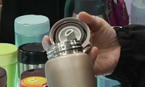 Nam tài xế 50 tuổi mắc hàng loạt bệnh hiểm nghèo vì chiếc cốc giữ nhiệt, bác sĩ nhắc: 7 loại nước tuyệt đối không để trong loại cốc này