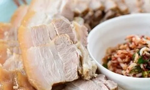 Thịt vừa luộc xong không nên ăn luôn, sự thật về quá trình "nghỉ" để trọn vẹn lộc lá