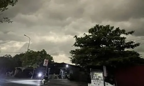 Chuyên gia nói gì về bầu trời bỗng tối sầm vào sáng nay 17-4 ở Hà Nội?