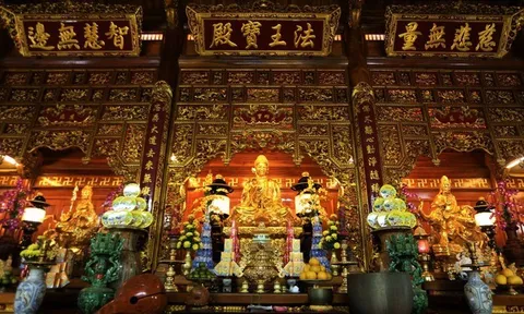 Mục sở thị những pho tượng dát vàng tại ngôi đền giữa làng quê Hà Tĩnh