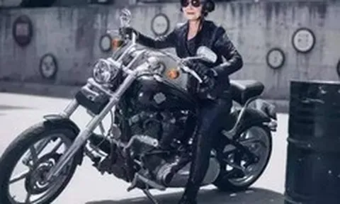 Cụ bà 73 tuổi vẫn đi phân khối lớn, trẻ như U50 nhờ 2 thói quen đơn giản, không phải tập thể dục