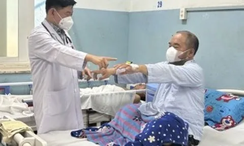 Tắm ngay sau khi đi nắng về, người đàn ông đột ngột nhồi máu não