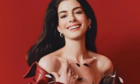 Anne Hathaway là "Người đẹp nhất thế giới năm 2026"