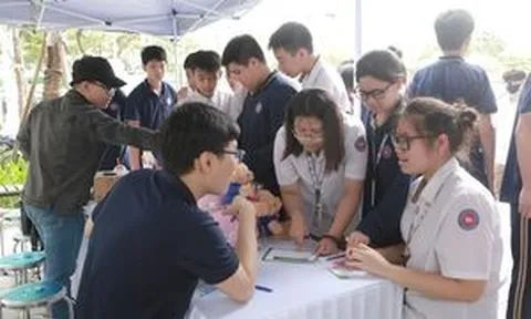 Học sinh Hà Nội lái thử xe máy điện VinFast, góp phần lan tỏa lối sống xanh