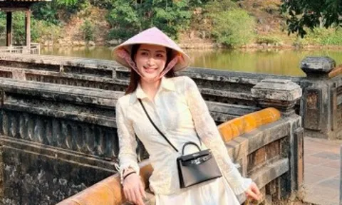 Hòa Minzy phối set đồ hơn 900 triệu đồng đi du lịch cùng bạn trai