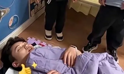 Không thể nhịn cười: Một giáo viên Mầm non ngủ quên trời quên đất, học sinh vây quanh gọi mãi mới tỉnh!