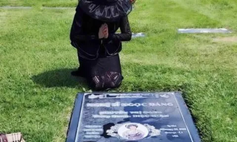 NSƯT Mỹ Châu khóc sưng mắt khi viếng mộ NSƯT Ngọc Đáng sau 4 năm