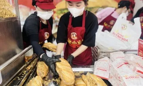 VIDEO: Khách Tây mê mẩn Lễ hội bánh mì Việt Nam, kiên nhẫn xếp hàng giữa dòng người đông đúc