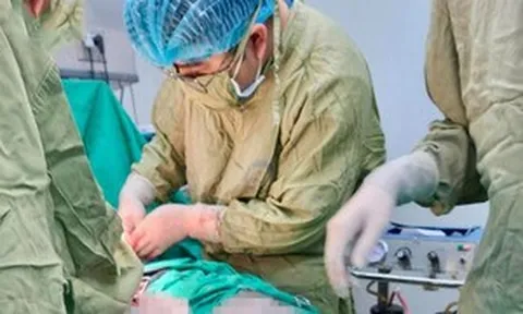 Thiếu nữ 14 tuổi mang u 4,3kg chứa tóc và răng, gia đình lại nghĩ con tăng cân