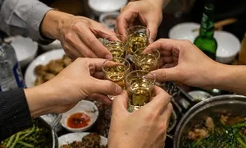 Bỏ qua cảnh báo khi uống rượu bia thường xuyên, nhiều người mắc viêm gan nặng