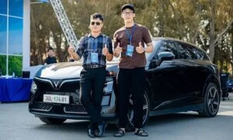 Nghỉ lễ, người dân TP.HCM 'đổ bộ' Cần Giờ trải nghiệm xe điện VinFast