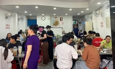 Khách ngồi kín chỗ, hàng quán ở TP.HCM 'hốt bạc' dịp lễ