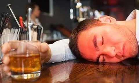 Đỏ mặt khi uống rượu có phải tửu lượng cao và 3 sai lầm giải rượu dễ gây đột quỵ