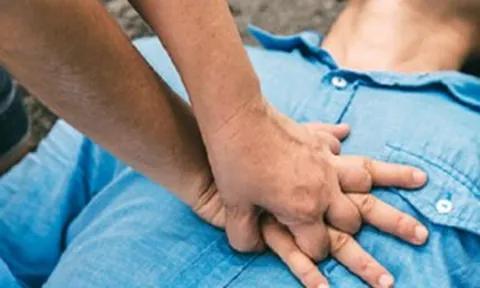 Phó giám đốc bệnh viện lao vào cấp cứu bé trai ngừng tim do điện giật ở bãi biển