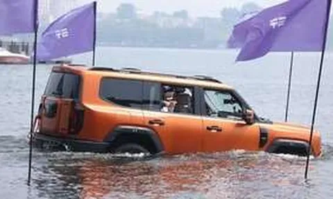 Mẫu xe SUV tích hợp chân vịt điện giúp bơi như thuyền