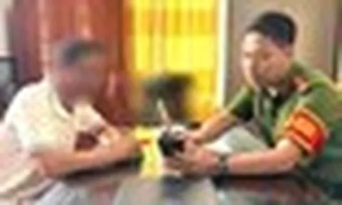 Chuyển khoản 30.000 đồng cho shipper, người đàn ông liền nhận thông báo: "Tài khoản ngân hàng sẽ tự động trừ 3,5 triệu đồng/tháng"