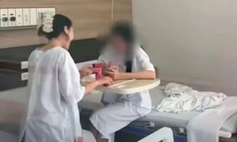 Cái nắm tay lạc quan của hai cô gái tuổi đôi mươi trong phòng bệnh ung thư