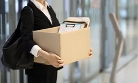 Tốn công xin vào ngân hàng để rồi bị đuổi “phút mốt” vì AI: Nỗi đau của hàng nghìn nhân sự ngành tài chính khi công ty lãi kỷ lục nhưng vẫn sa thải lao động