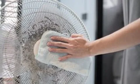 3 cách vệ sinh quạt điện không cần tháo lồng
