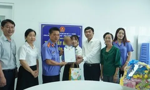 Bé trai 2 tuổi ở TP.HCM bị mẹ và người tình bạo hành dã man được ra viện