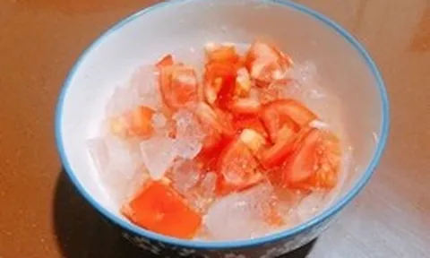 Người phụ nữ rất mê ăn cà chua với 1 loại gia vị, 3 tháng sau đi khám bác sĩ ngạc nhiên: "Cô đã ăn gì vậy?"