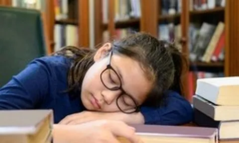 Con gái lớp 4 đột nhiên hỏi một câu, mẹ Hà Nội nghe xong vội cắt bớt lịch học, không dám ép học bứt tốc nữa!