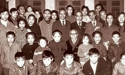 Chủ tiệm vàng nuôi 8 con thành tài, 4 người là giáo sư: Con út đã 90 tuổi vẫn "gây sốt" MXH bởi khả năng tiếng Anh đỉnh cao