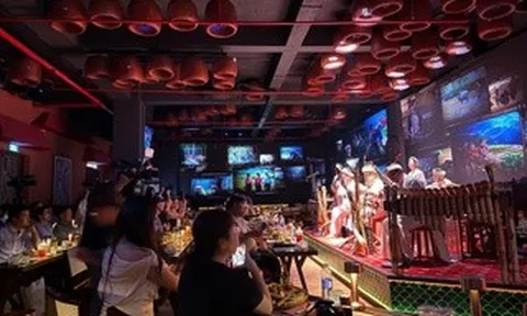 Du khách rủ nhau check-in tour "độc lạ” giữa TP HCM