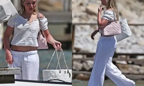Harper Beckham xách cùng lúc hai túi Chanel đi biển