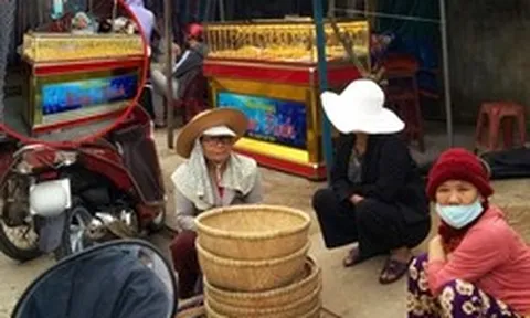 Độc lạ tiệm vàng nằm "hớ hênh" giữa chợ, đi vắng phủ vải lên là xong: Chủ tiệm nói lý do không sợ trộm