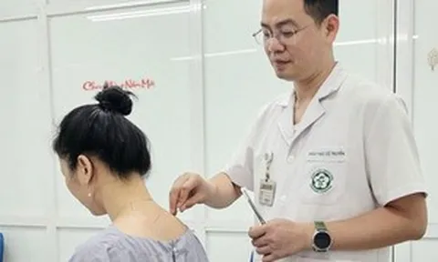 Dân văn phòng khổ sở vì đau cổ vai gáy, bác sĩ chỉ cách giảm đau hiệu quả