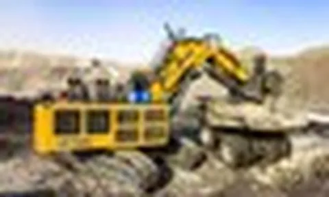 Phát hiện máy xúc Trung Quốc nặng 700 tấn, mỗi lần 'hạ tay' lấy được 60 tấn đất đá, đang liên tục đào bới, làm việc 18 tiếng không nghỉ
