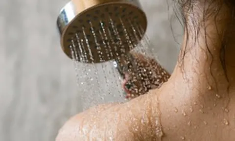 Bác sĩ cảnh báo: Thói quen tắm sau 22h dễ kích hoạt đột quỵ nguy hiểm