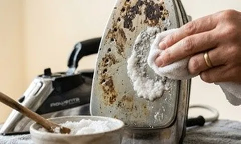 Mẹo làm sạch bàn ủi bị cháy, bám đen