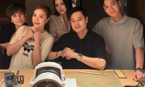 Bảo Thy đeo trang sức tiền tỷ ăn tối cùng bạn bè