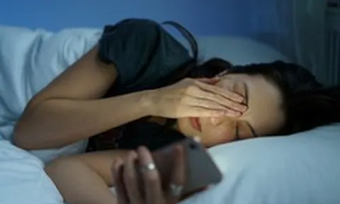 Bác sĩ thừa nhận, không phải dùng điện thoại nhiều, 6 thói quen phổ biến này gây hại cho mắt nhiều hơn bạn tưởng...