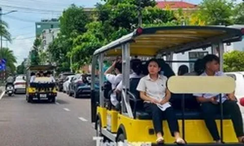 Nhà trường đặt xe điện du lịch đưa đón học sinh đi thi tốt nghiệp