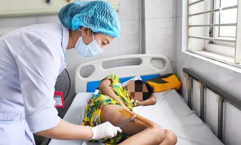 Tưởng đau cơ do vận động, bé trai rơi vào sốc nhiễm khuẩn do tụ cầu vàng
