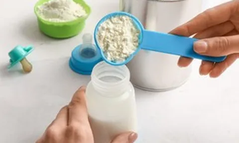 Một loại sữa bị thu hồi sau khi hàng chục trẻ nôn ói, tiêu chảy