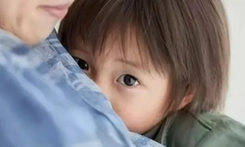 Khảo sát phát hiện: Một hành động ở nhà của rất nhiều cha mẹ đang vô tình khiến con cái ngày càng tự ti, nhạy cảm!