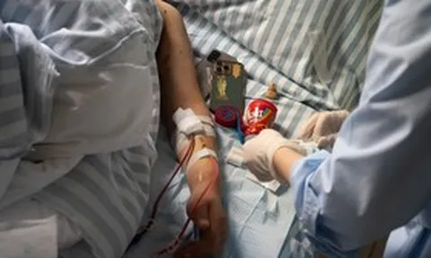 Bé trai 10 tuổi suýt tử vong vì uống nước kiểu "lạ đời", bác sĩ nói thẳng điều nguy hiểm ít ai ngờ