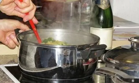 Thức ăn chớm hỏng hâm nóng lại có trở nên an toàn?